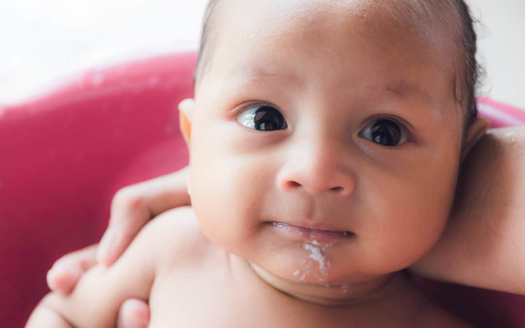 quand bébé régurgite, à des vomissements ou du reflux, les parents s'inquiètent. Pour soulager la régurgitation de bébé quelques conseils simples et la consultation d'un ostéopathe spécialisé sont souvent suffiant