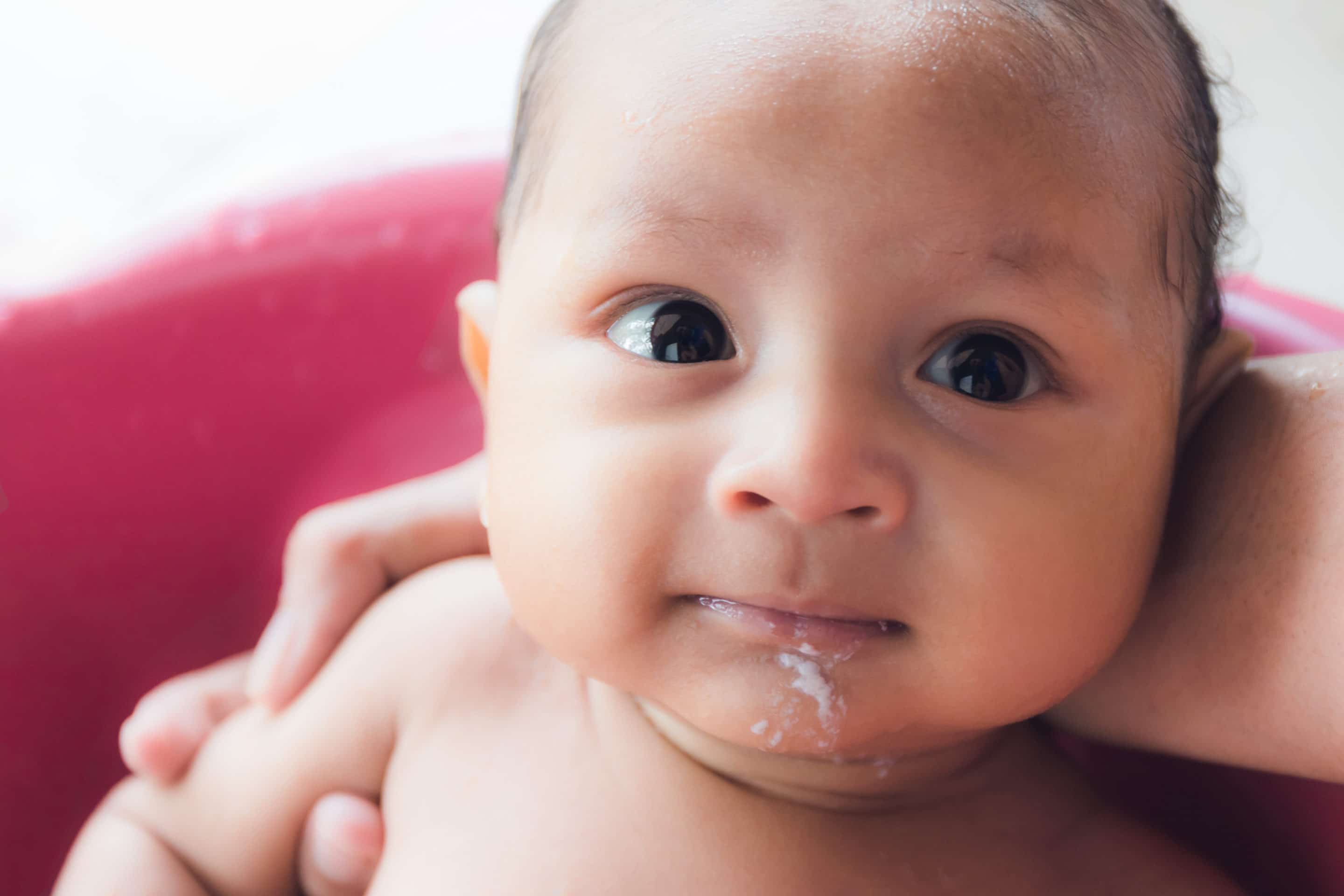 quand bébé régurgite, à des vomissements ou du reflux, les parents s'inquiètent. Pour soulager la régurgitation de bébé quelques conseils simples et la consultation d'un ostéopathe spécialisé sont souvent suffiant